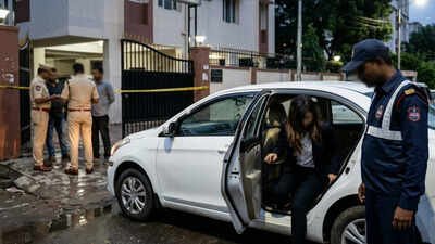 A woman getting off a cab with a security guard beside and cops around can be seen. (AI image) Security guard 'kisses' Hyderabad techie after cab ride to hostel, arrested