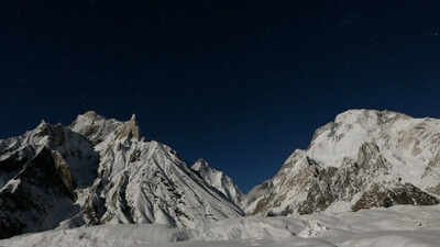Avalanche at Himlung Himal base camp in Nepal leaves 10 missing Avalanche strikes Nepal's Himlung Himal base camp, 10 missing