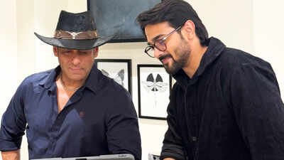 Bhuvan Bam visits Salman Khan at his house, drops PICS as the superstar watches his new show 'The Revolutionaries', netizens react Bhuvan Bam visits Salman Khan at his house, drops PICS as the superstar watches his new show 'The Revolutionaries', netizens react