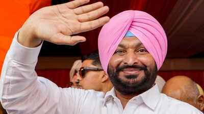 Ex Union minister Ravneet Singh Bittu's convoy attacked in Punjab