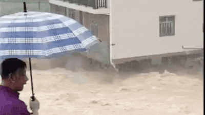 Flood washes away 3-storey building in China Watch: Flash floods in China destroys 3-storey building in an instant; 2500 stranded inside school