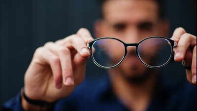 A sudden curtain-like shadow across vision can signal retinal detachment, a sight-threatening emergency. Experts explain why flashes, new floaters and sudden vision changes should never be ignored.(Designed by Magnific) Seeing a dark curtain or shadow in your vision? Doctor explains why this strange eye symptom needs urgent attention