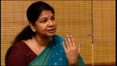 Kanimozhi Rajathi Karunanidhi Kanimozhi meets Mamata Banerjee as DMK works on third front