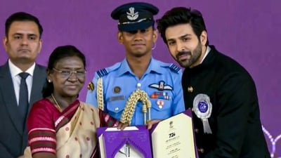 President Droupadi Murmu confers award for Best Actor in a Leading Role on Kartik Aaryan for his performance as Murlikant Petkar in the film Chandu Champion. (@PresidentOfIndia/YT via PTI Photo)(PTI09_22_2026_000320B) (@PresidentOfIndia)