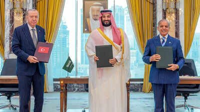 File photo: Turkish President Tayyip Erdogan, Saudi crown prince Mohammed bin Salman, and Pakistan's PM Shehbaz Sharif pose after signing a joint defence agreement in Mecca, Saudi Arabia Turkey, Egypt, Saudi Arabia, Pakistan affirm Riyadh’s right to self-defence amid Houthi attacks