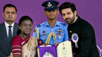 President Droupadi Murmu confers award for Best Actor in a Leading Role on Kartik Aaryan for his performance in Chandu Champion. (@PresidentOfIndia/YT via PTI Photo)(PTI09_22_2026_000320B) (@PresidentOfIndia)