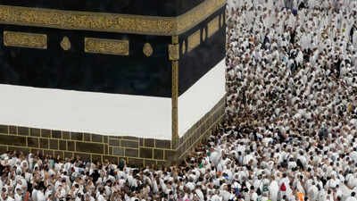 File photo: Muslim pilgrims circumambulate the Kaaba, Islam's holiest site at the Grand Mosque, during the annual Hajj pilgrimage in Mecca, Saudi Arabia First-ever attack alert in Mecca sparks panic in Saudi; Muslim groups condemn Houthis