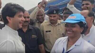 Kiran Ahirwar with Jyotiraditya Scindia (screenshot) Meet Kiran Ahirwar, the ‘Drone Didi’ from Guna, Madhya Pradesh who became a Lakhpati Didi and is inspiring village women; “Mujhe gaon ki mahila nahi, plane ki pilot dikh rahi thi”