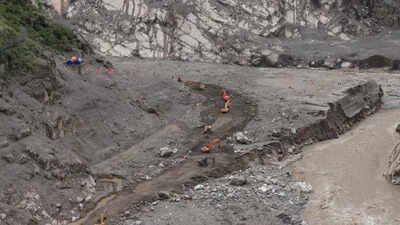 More than 10 buried as landslide hits China’s Jiangxi province China landslide: More than 10 buried in Jiangxi days after Typhoon Saudel triggers torrential rain, floods