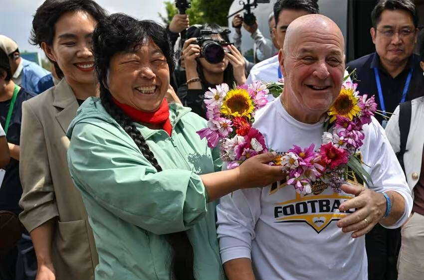 Ronald Sakolsky reunites with Yin Yuzhen after 26 years.