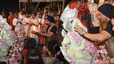 Salman Khan performs aarti at Khan family's Ganpati visarjan; joins Iulia Vantur to offer prayers to Bappa - PICS