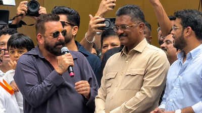 Sanjay Dutt uses Yerwada prison joke to skip speaking Marathi on stage: 'Main 6 saal jail me raha, tab bhi nahi seekh paya' Sanjay Dutt uses Yerwada prison joke to skip speaking Marathi on stage: 'Main 6 saal jail me raha, tab bhi nahi seekh paya'