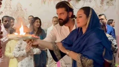 Sonakshi Sinha and Zaheer Iqbal share Ganpati aarti video from Arpita Khan’s house, switch off comments amid past trolling Sonakshi Sinha and Zaheer Iqbal share Ganpati aarti video from Arpita Khan’s house, switch off comments amid past trolling