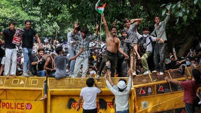 SC quashes FIRs against all NEET protesters, but 'hardened criminals' to face trial; CJP reacts