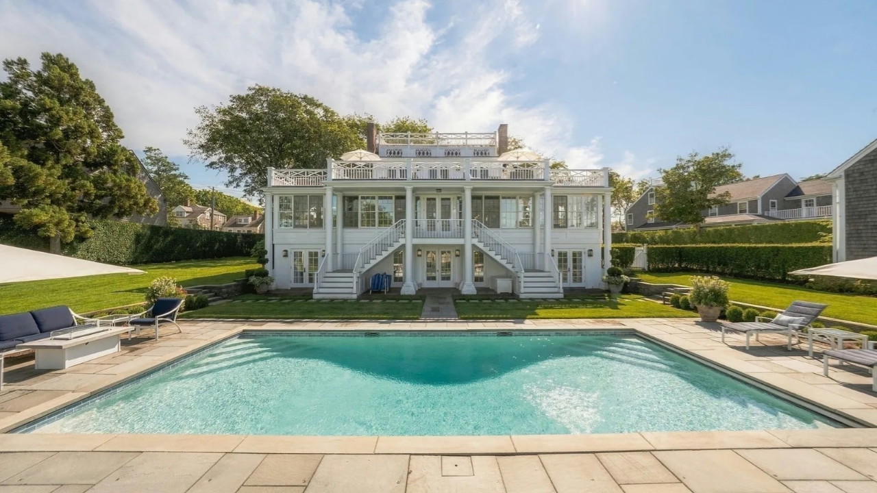 The house was constructed around 1834 for George C. Gardner, a sea captain and descendant of Richard Gardner, one of Nantucket’s early English settlers