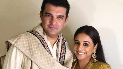 Vidya Balan shares an affectionate KISS with hubby Sidharth Roy Kapur at the airport; chemistry grabs attention - WATCH VIDEO