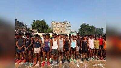Aspirants gather at Sidhu-Kanhu ground to prepare for the recruitment drive In saris and slippers, Ramgarh women run for a govt job dream