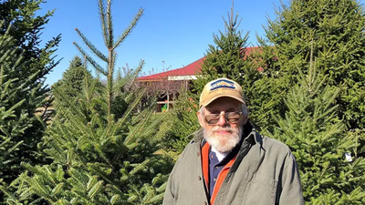 Illinois farmer John Dollinger's family hosted 10 wind turbines across 800 acres; payments began at $10,000 per turbine a year and, by 2025, had risen to about $120,000 annually across the farm