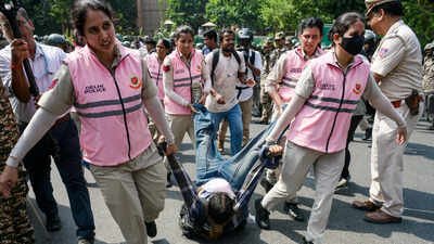 A protestor being dragged towards a detention bus during Jantar Mantar 2.0 on October 10 in Delhi ‘Blatant attack on press freedom’: Journalists’ bodies condemn detention of journalists at Delhi protest