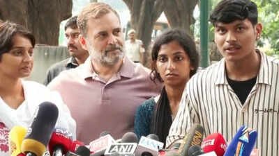 'Nafrat ka jawab pyar se diya jaega': Rahul Gandhi stands with injured NSUI protesters Rahul Gandhi stands with injured NSUI protesters, says 'nafrat ka jawab pyar se diya jaega'