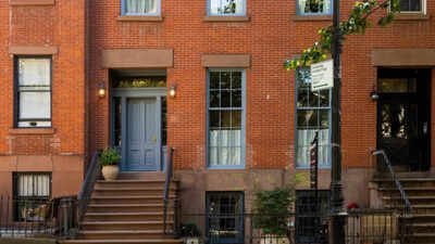 25-foot-wide Brooklyn Heights townhouse is spread across five levels, giving it considerable height. An 1840s Brooklyn Heights townhouse was bought for $5.35 million in 2023 and completely restored; three years later, the 6,000-sq-ft home with preserved Greek Revival details is asking $12.75 million