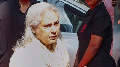 Tanishaa Mukerji asks photographers not to trouble Jaya Bachchan. (Pic: PTI) (PTI) Tanishaa Mukerji asks photographers not to trouble Jaya Bachchan. (Pic: PTI) (PTI)