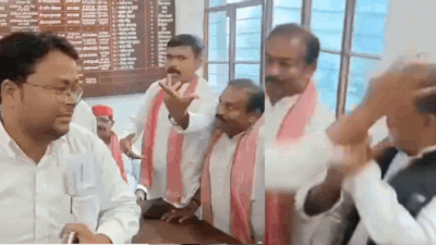 Candidate Kamlesh Singh slapped former district president Nagina Sahni, following a seating disagreement Watch: Gorakhpur SP press meet turns violent as ex-district chief slapped over seating