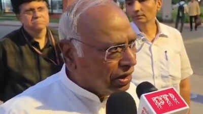 'Jo aadmi darta hai': Kharge invokes 'Sholay' dialogue to target govt over Delhi curbs amid anti-CEC protests