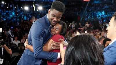 Deandre Ayton committed $100,000 to rebuild his mother’s Jamaican hometown after Hurricane Melissa(Getty) In 2025, NBA star Deandre Ayton pledged $100,000 to rebuild his mother’s Jamaican hometown after Hurricane Melissa while helping over 1,500 kids chase basketball dreams through a free camp