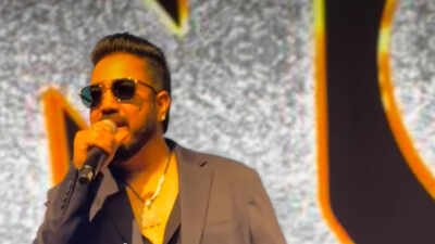Did Mika Singh just take a sly dig at Jasmine Sandlas, King? Says, 'Main lip-sync nahi…’ before live performance Did Mika Singh just take sly dig at Jasmine Sandlas, King? 'Bade artist lip sync karte hai, Main live ga raha hun'