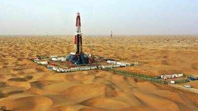 Engineers at China’s Fuman Oilfield recovered rock cores from a record depth of 8,080 metres beneath the Taklimakan Desert in Xinjiang. (Photo: China Media Group) China’s Fuman Oilfield, largest desert oilfield, extracts 26.86 million tons of oil and gas from below 6,000 metres; engineers recover 500-million-year-old rock core from record 8,080-metre depth in Xinjiang