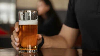 Drinking only on weekends does not automatically protect the liver. Dr Suresh Raghavaiah explains how heavy drinking, fatty liver and existing health conditions can increase the risk of long-term liver damage. (Representative Image) “I only drink on weekends”: Can occasional drinking still damage the liver even without any symptoms?