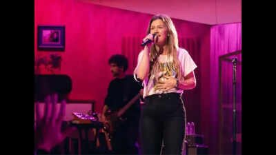CCTV footage of Kelly Clarkson's interaction at Brooklyn store released; new video fuels debate - WATCH