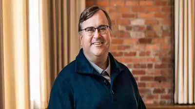 LinkedIn co-founder Reid Hoffman says early employees got a dinner break with family, then went straight back to their laptops. LinkedIn co-founder Reid Hoffman: When we started, we told employees, sure, go home, have dinner with family, and then open laptops to…