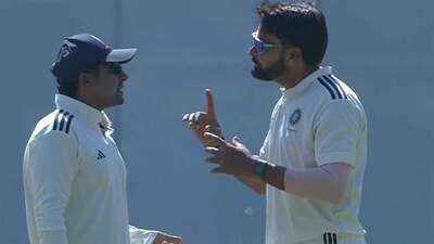 'I just want one over': Mukesh Kumar's request to Sarfaraz Khan before match-winning spell - WATCH
