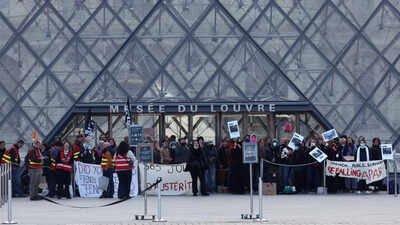 Protesters and students from art and culture schools block the entrance to the Louvre Museum France unrest: Paris' Louvre Museum shut after student protesters block access