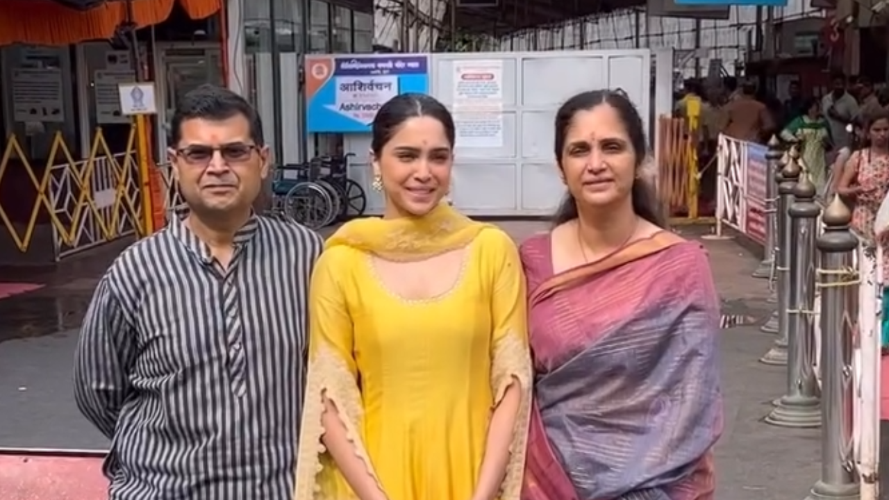 Sharvari with her parents.