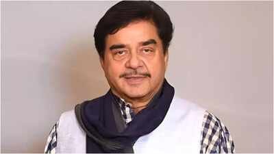 Shatrughan Sinha reacts to Tiger Shroff firing incident; calls it ‘shocking’. Shatrughan Sinha reacts to Tiger Shroff firing incident; calls it ‘shocking’; praises Devendra Fadnavis, Eknath Shinde for taking action