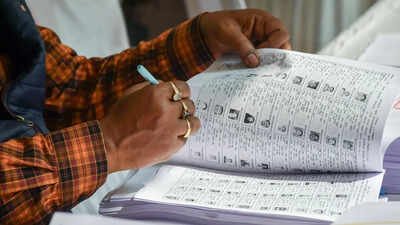 Election Commission sources clarified that as per Rule 13(1), every claim for the inclusion of a name in the roll, to be lodged within 30 days from the date of publication of the draft roll under Rule 10, 'shall be in Form 6 and signed by the person desiring his name to be included in the roll.' Deleted voters can't use Form 6: Ex-CEC; EC points to rules