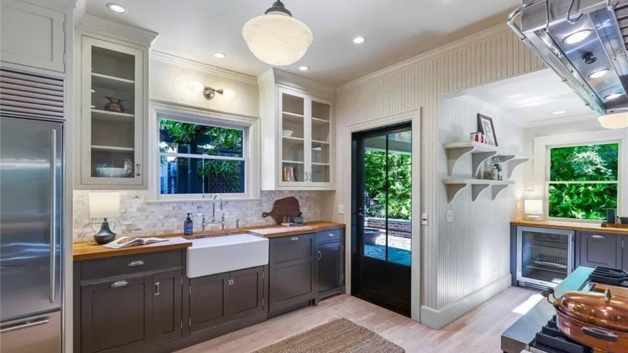 ​<strong>Author Garth Stein lists his 1924 Seattle home</strong>​