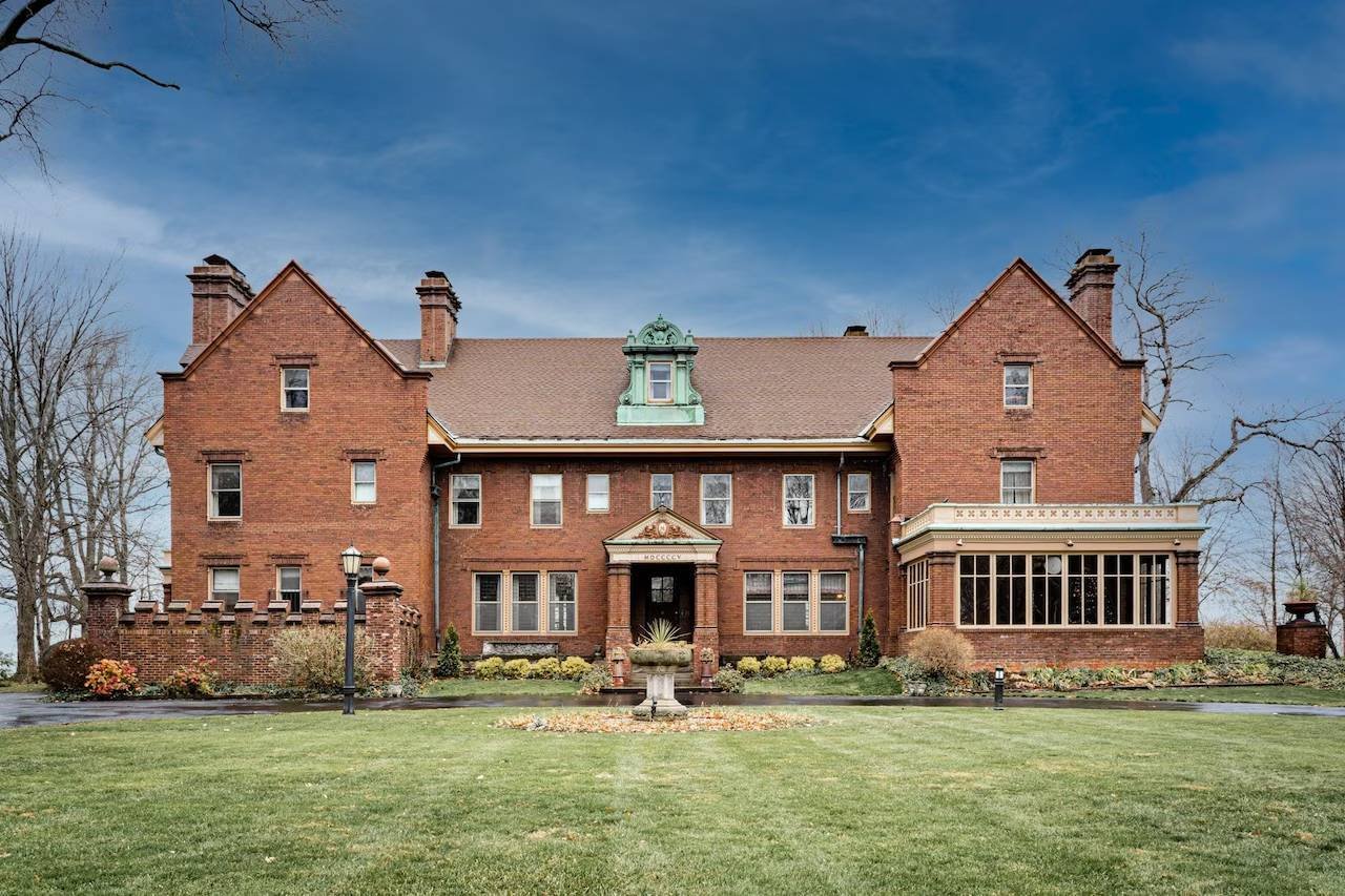 Taylor Swift and Travis Kelce’s $5.35 million lakefront property gets a new privacy barrier.