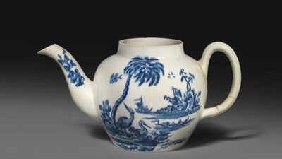 The teapot was about 9cm high and 17.5cm across. Its cover was missing, while the handle had broken off and been restuck. A UK collector paid £15 for a broken, lidless teapot at a 2016 auction; experts identified it as one of only seven known John Bartlam pieces, and it sold for £575,000 to The Met in New York