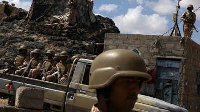 The rebels fired at least three ballistic missiles on the Al-Alam military camp in the southern province (Photo: Reuters). At least 20 Yemeni fighters killed as Houthis target military camp with ballistic missiles